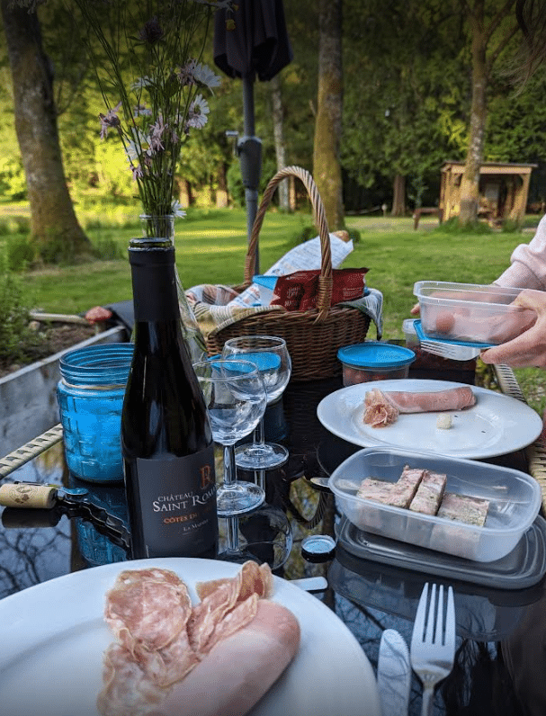 Une nuit en cabane duo avec Pack 1 (paniers gourmands) - Nuitée nature clé en main – 166 € 1 | L'Angle du Bonheur Une nuit en cabane duo avec Pack 1 (paniers gourmands) - Nuitée nature clé en main – 166 €